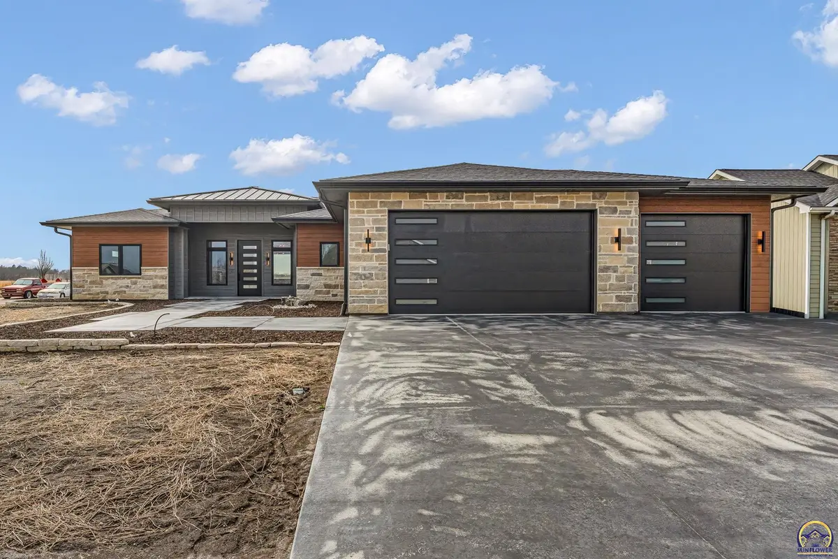 2927 SW Greenridge St, Topeka, KS 66614 - #1