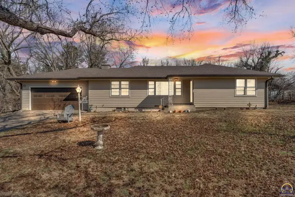 2886 SW Mulvane St, Topeka, KS 66611