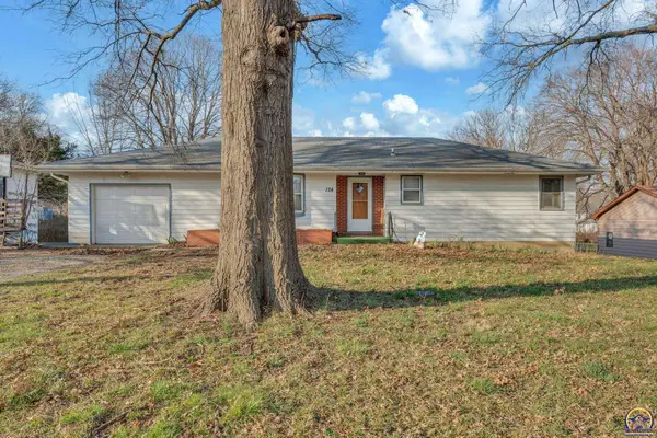 124 E Chase Ave, Burlingame, KS 66413