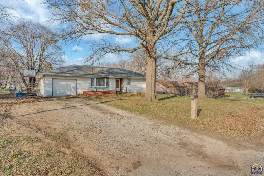 124 E Chase Ave, Burlingame, KS 66413 - #2