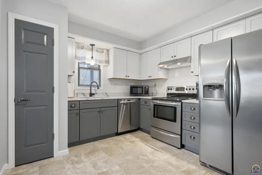 2393 SW Fountain Pl #4, Topeka, KS 66614 - #2