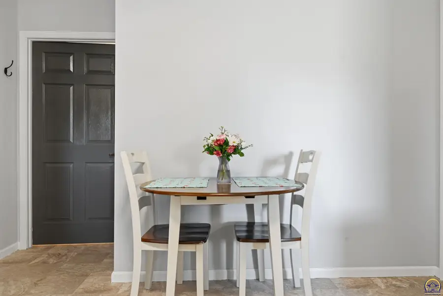 2393 SW Fountain Pl #4, Topeka, KS 66614 - #3