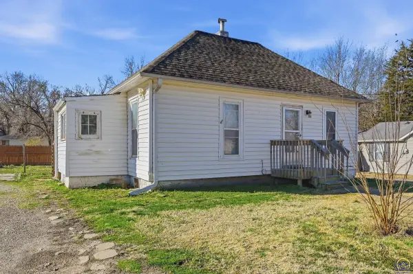 1811 SE 25th St, Topeka, KS 66605