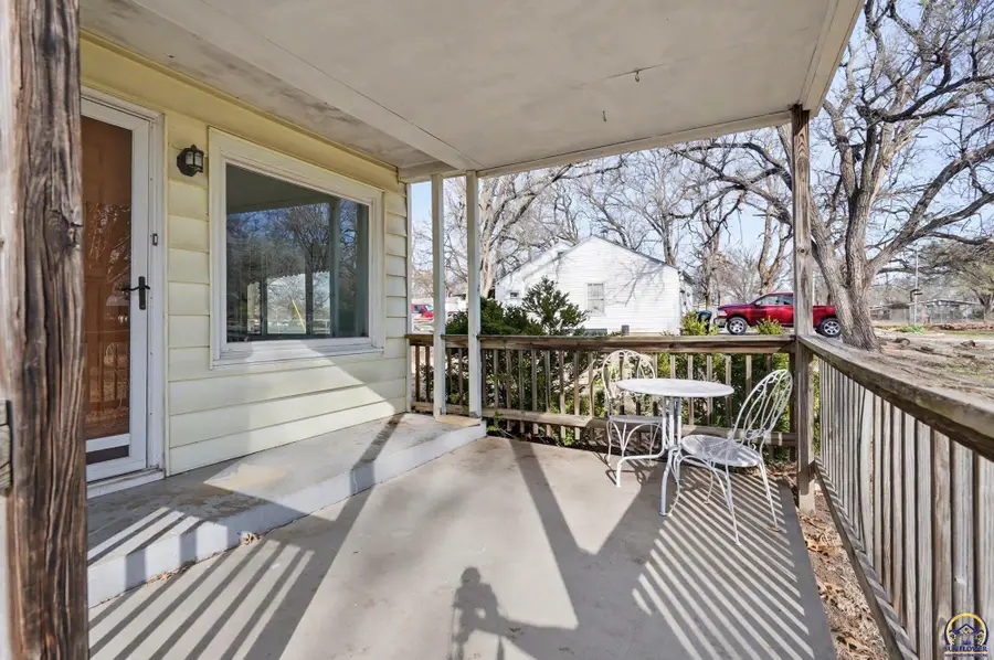 1610 SW 33rd St, Topeka, KS 66611 - #2