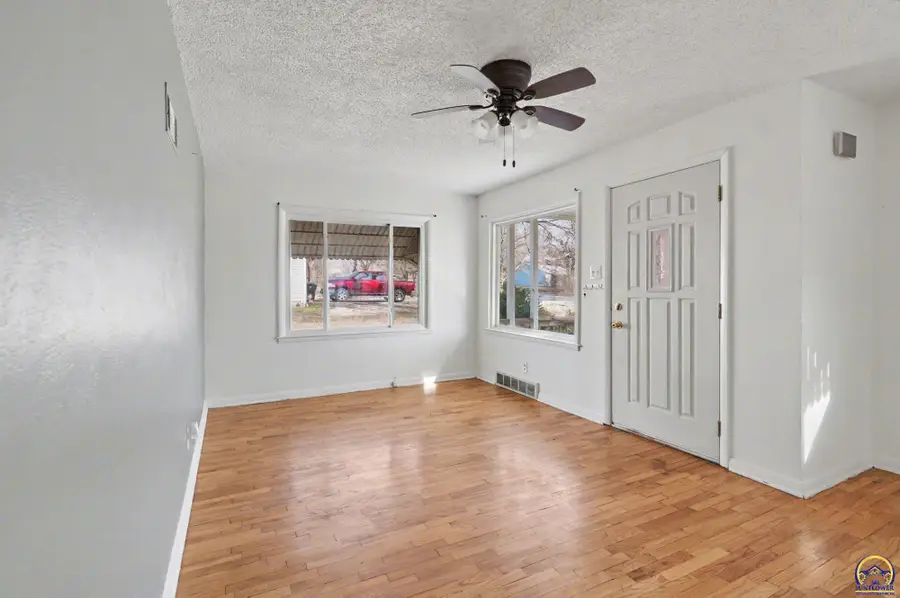 1610 SW 33rd St, Topeka, KS 66611 - #3