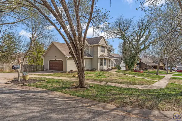 3776 SW Wood View Dr, Topeka, KS 66610