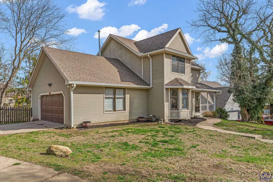 3776 SW Wood View Dr, Topeka, KS 66610 - #2