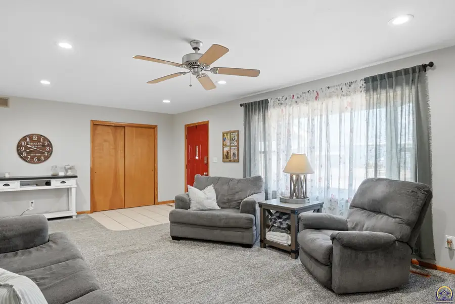 17 Main St, Osage City, KS 66523 - #3