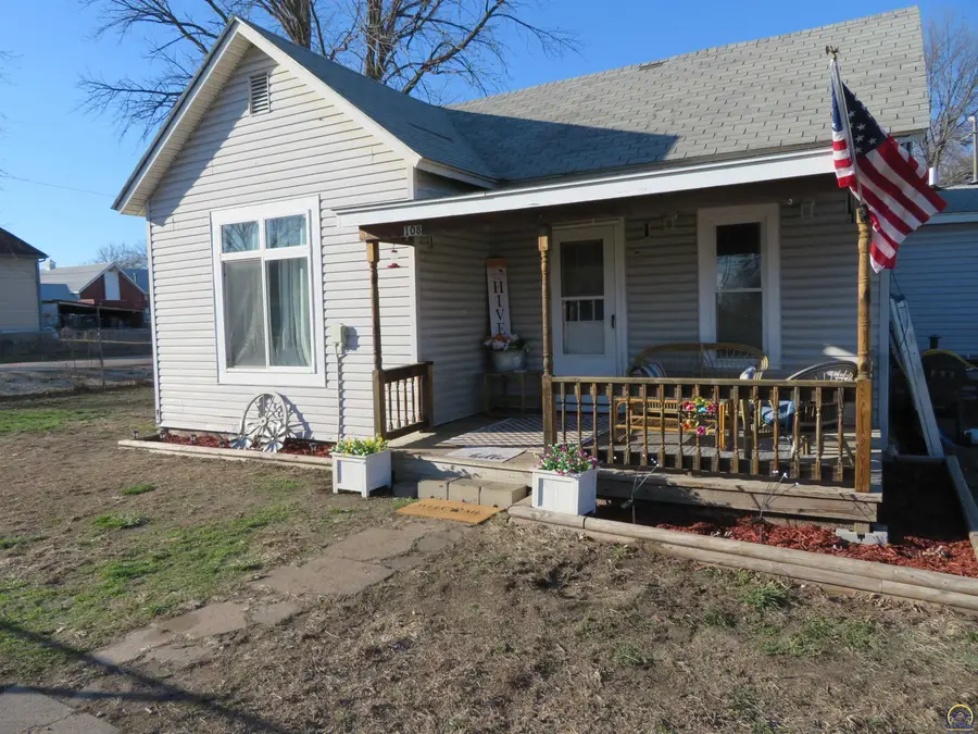 108 W Lake St, McLouth, KS 66054 - #3