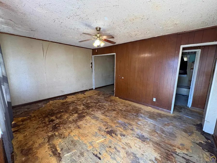 1024 SE 33rd Ter, Topeka, KS 66605 - #3