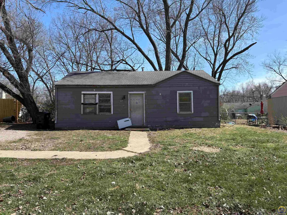229 SE 35th Ter, Topeka, KS 66605 - #1