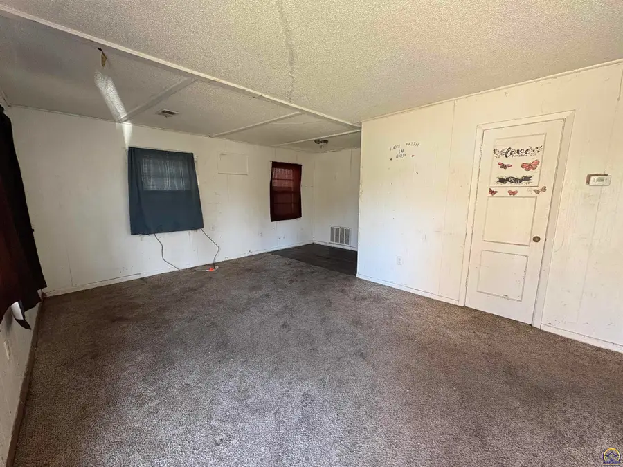 229 SE 35th Ter, Topeka, KS 66605 - #2