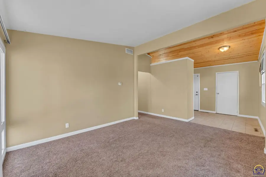 909 SW 31st St, Topeka, KS 66611 - #2