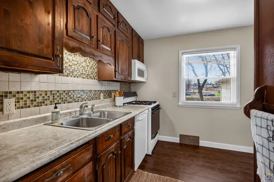415 SW Orchard St, Topeka, KS 66618 - #3