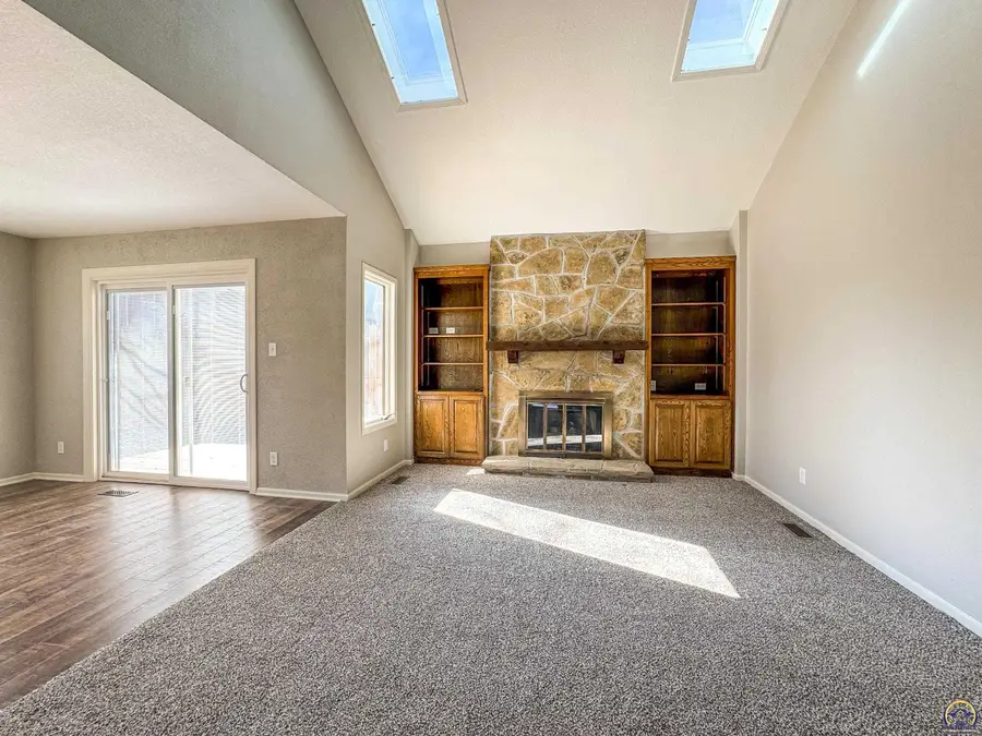 5725 SW Quail Cove Cir, Topeka, KS 66614 - #2