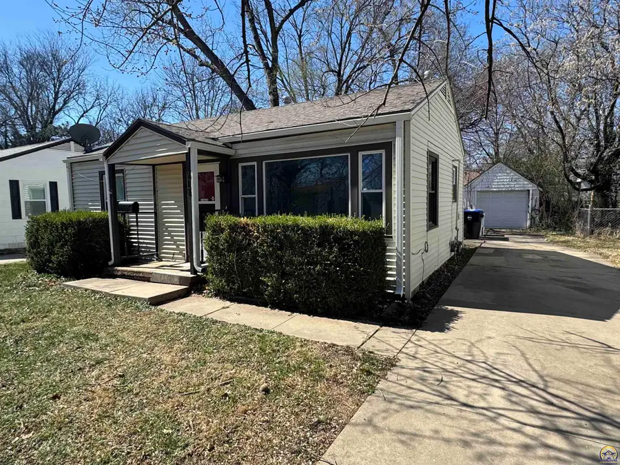 913 SW Watson Ave, Topeka, KS 66606 - #2