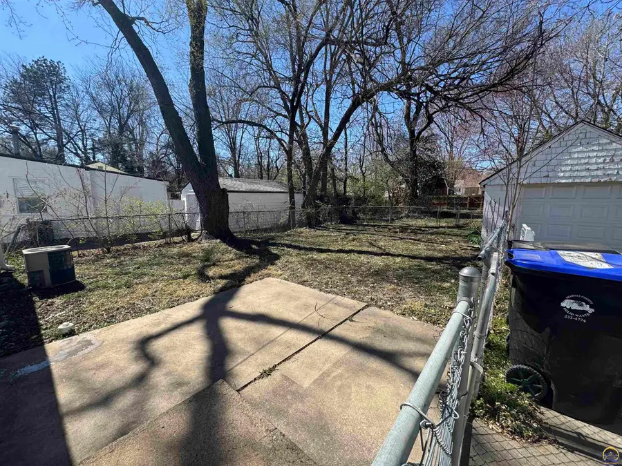 913 SW Watson Ave, Topeka, KS 66606 - #3