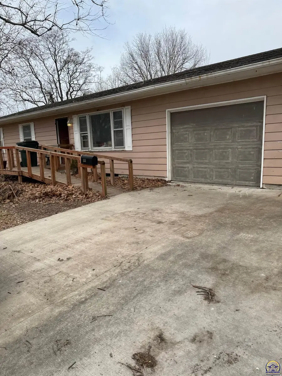 1618 E Glenn Dr, Lawrence, KS 66046 - #2