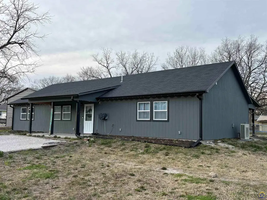 400 E Park Ave, Hartford, KS 66854 - #2