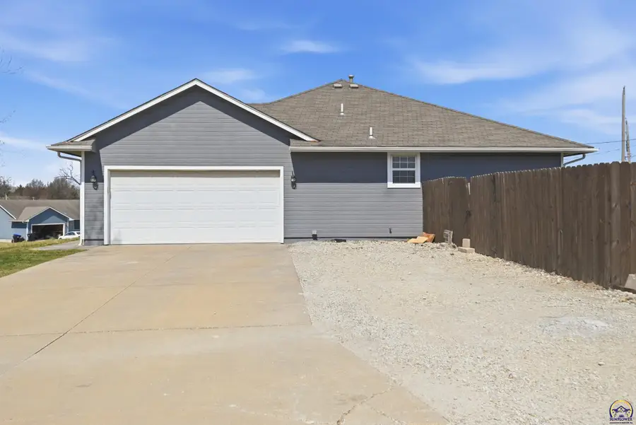 3832 NW Cherry Creek Dr, Topeka, KS 66618 - #2