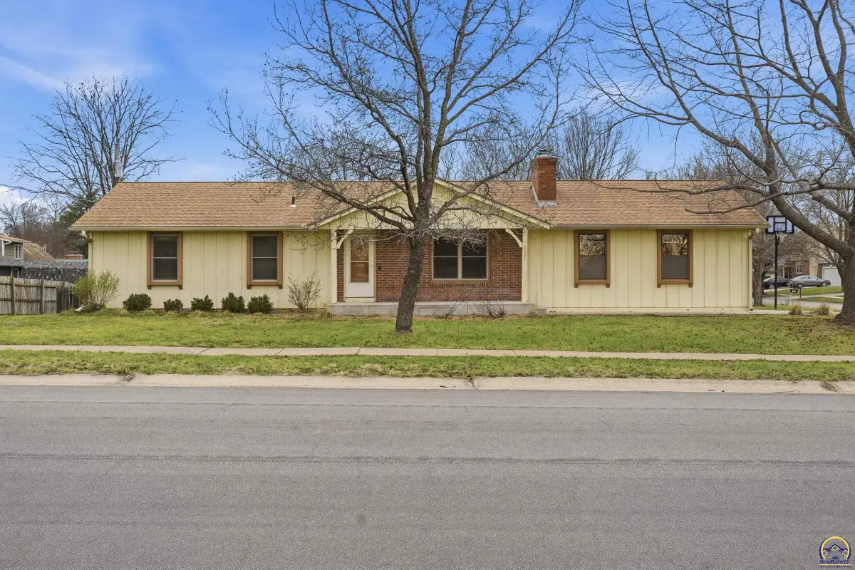 2601 SW Kingsrow Rd, Topeka, KS 66614 - #1
