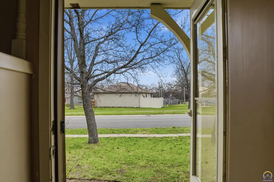 2601 SW Kingsrow Rd, Topeka, KS 66614 - #3