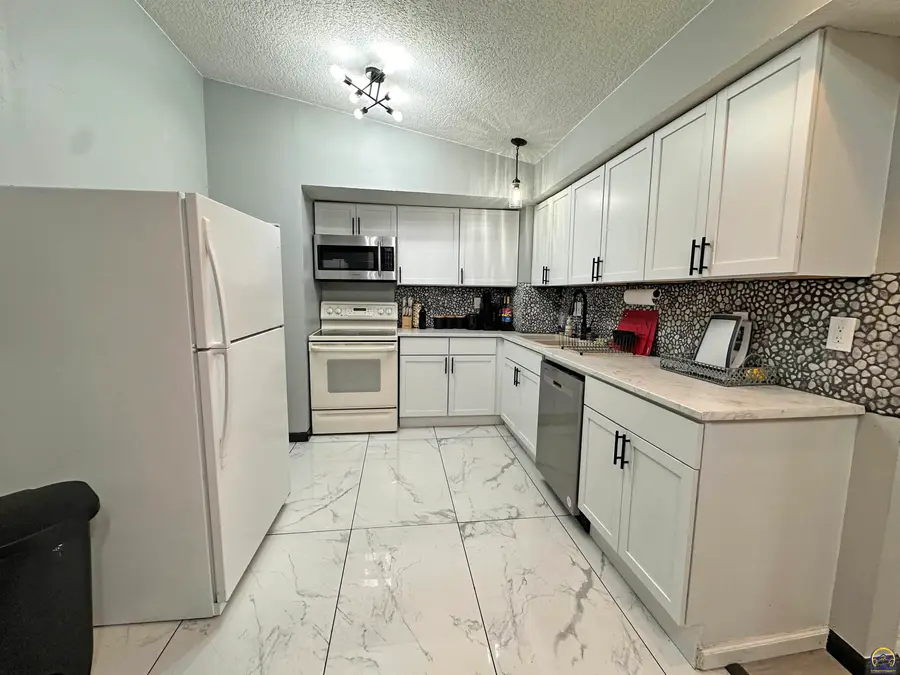 3119 SW Twilight Dr, Topeka, KS 66614 - #3