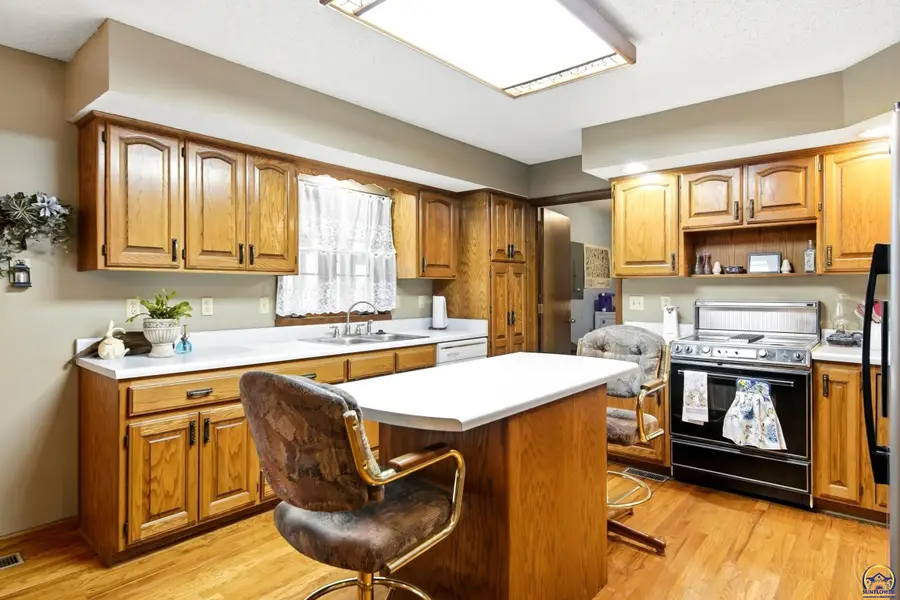 2320 NE 46th St, Topeka, KS 66617 - #3