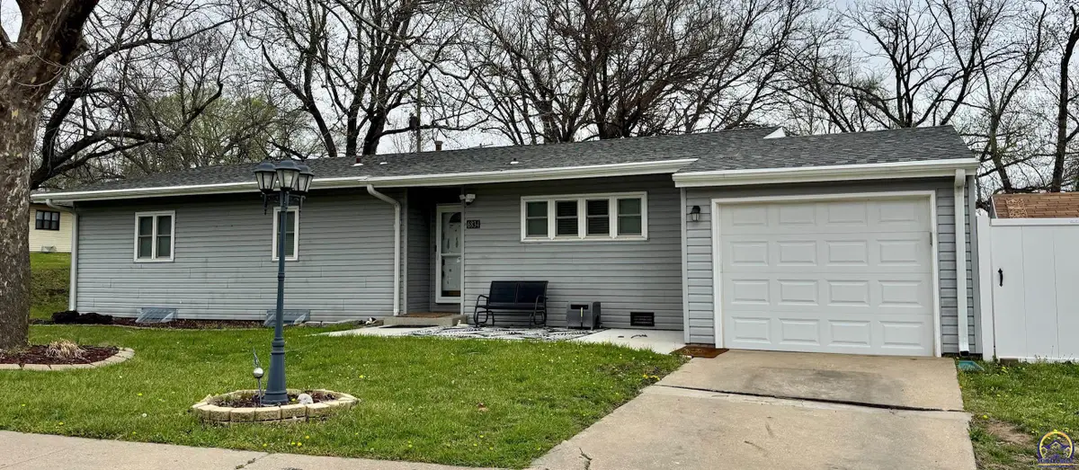 6834 SW Greencastle Dr, Topeka, KS 66619 - #1