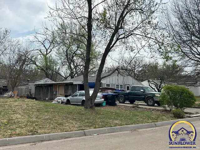 3326 SE Massachusetts Ave, Topeka, KS 66605 - #2
