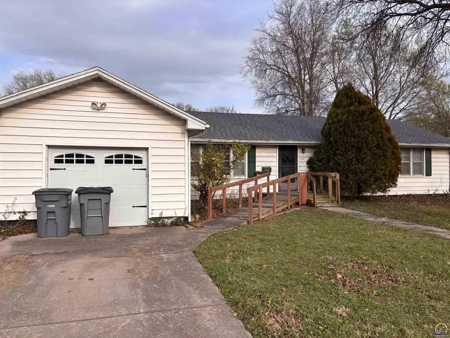 914 Grand St, Emporia, KS 66801 - #2