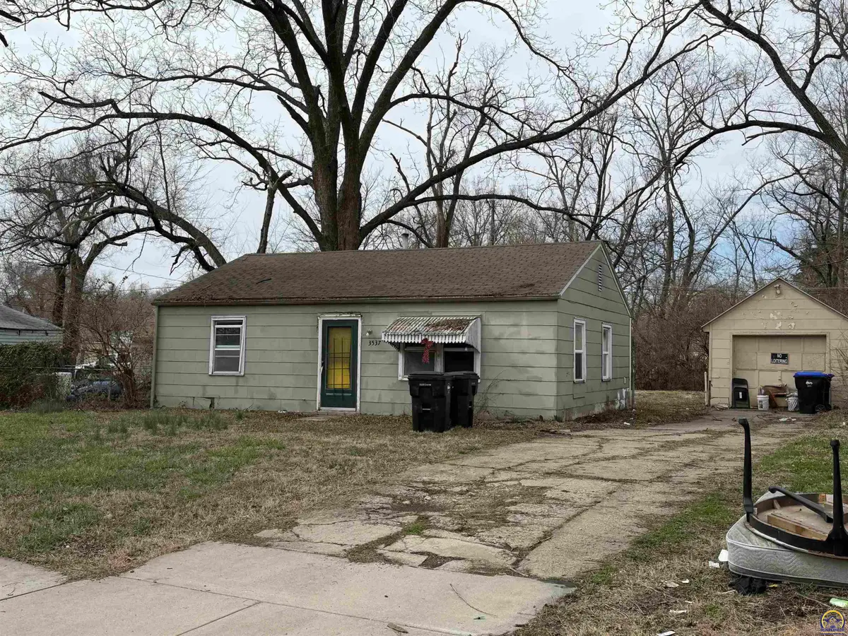 3537 SE Dupont Pl, Topeka, KS 66605 - #1