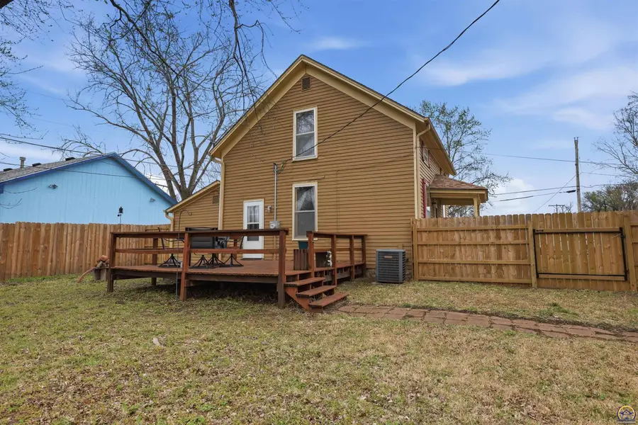207 S Shawnee St, Silver Lake, KS 66539 - #3