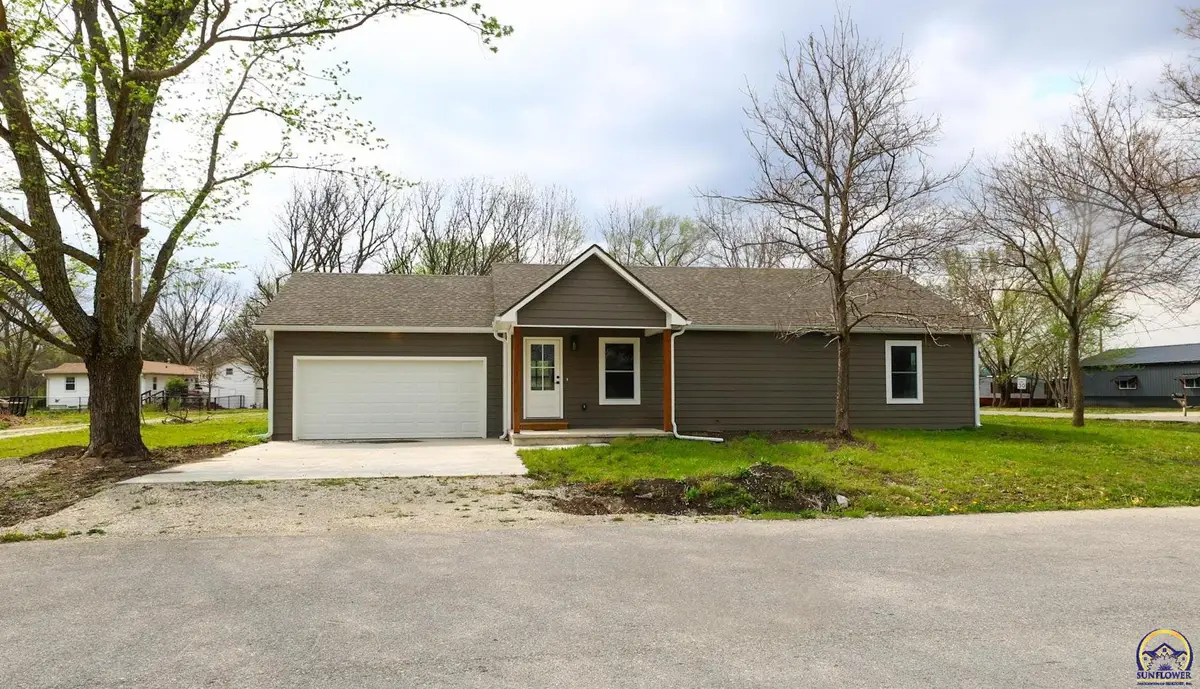 702 S 8th St, Burlington, KS 66839 - #1