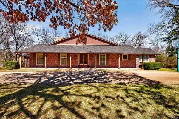 200 SW Yorkshire Rd, Topeka, KS 66606