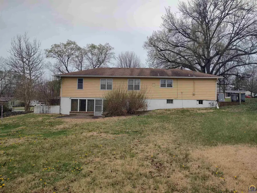 934 Oxford Dr, Emporia, KS 66801 - #2