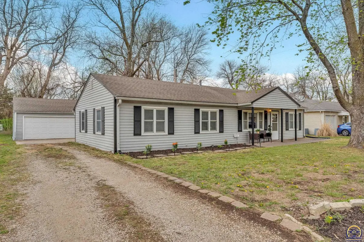 3453 SW Westview Ave, Topeka, KS 66611 - #1