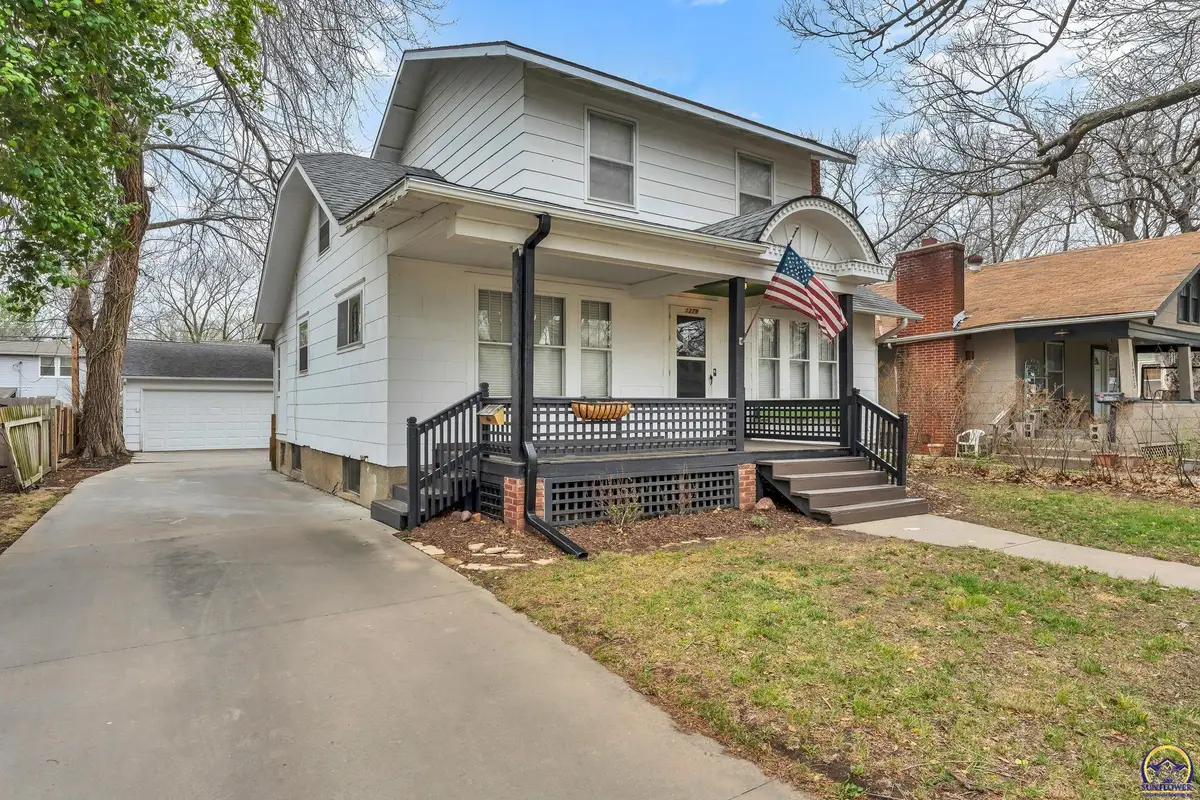1279 SW Wayne Ave, Topeka, KS 66604 - #1