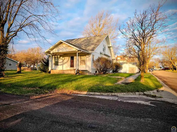 803 S 8th St, Sabetha, KS 66534