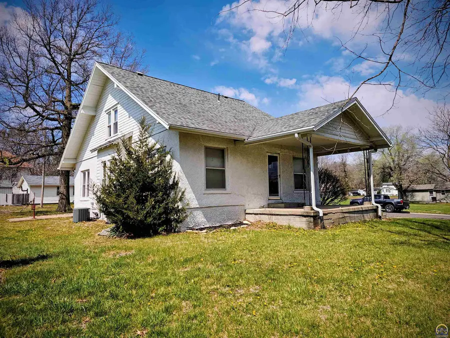 803 S 8th St, Sabetha, KS 66534 - #2