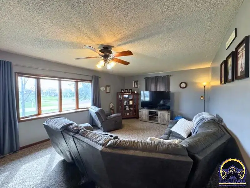 1004 N 4th St, Hiawatha, KS 66434 - #2