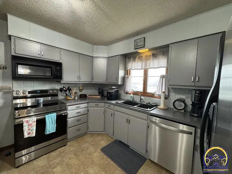 1004 N 4th St, Hiawatha, KS 66434 - #3