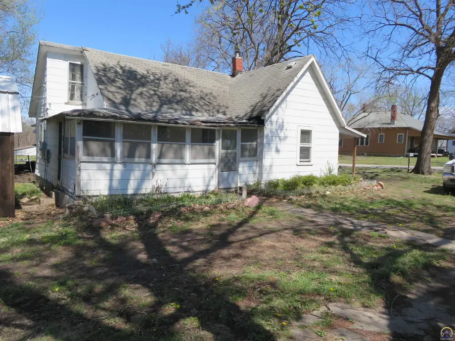 210 Walnut St, Valley Falls, KS 66088 - #3