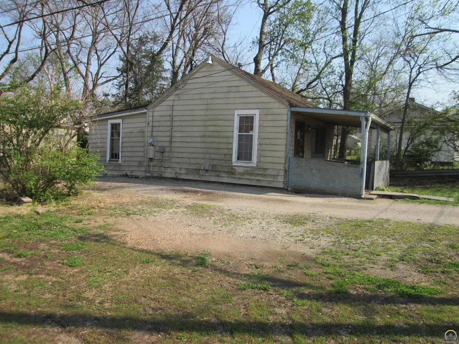 2124 SE Indiana Ave, Topeka, KS 66605 - #2