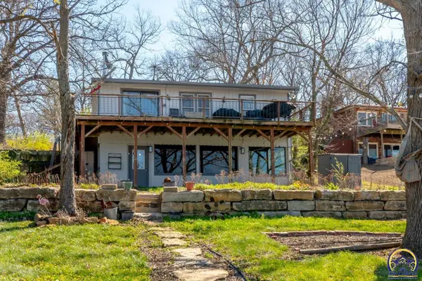 4929 Saratoga Dr, McLouth, KS 66054