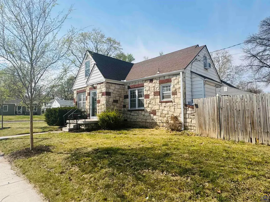 2828 SW 12th St, Topeka, KS 66604 - #2