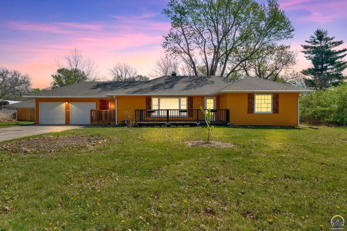 2016 SW James St, Topeka, KS 66604 - #1