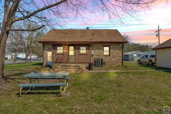 101 NW Elm Row Ave, Topeka, KS 66608