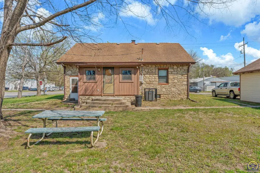 101 NW Elm Row Ave, Topeka, KS 66608 - #2