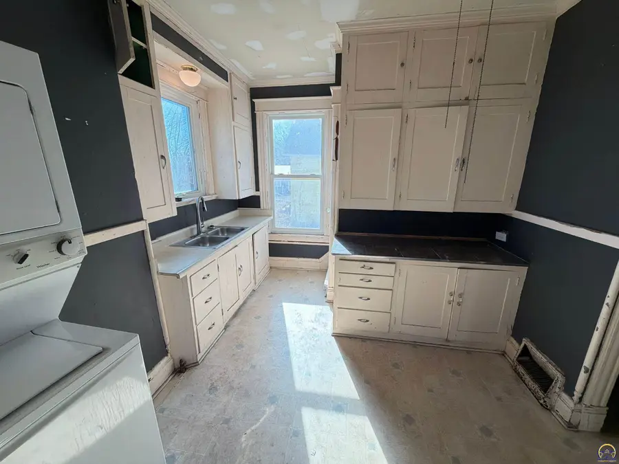 1224 SW Taylor St, Topeka, KS 66612 - #3